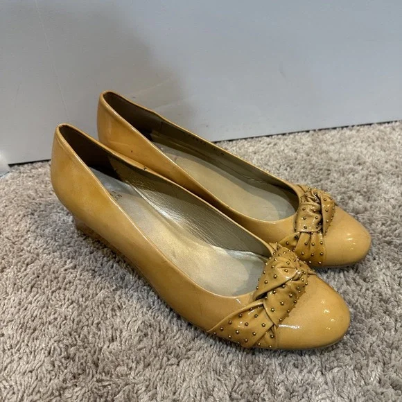 Stuart Weitzman Shoes Womens Size 10 Yellow Studded Bow Wedge Pumps JW73513 - Picture 3 of 9